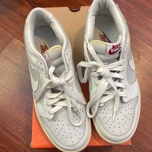 NIKE DUNK LOW (GS), Size 6Y, Neutral Grey/White-Deep Red